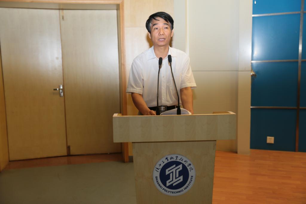 党委书记崔岩作题为《深入开展“两学一做”学习教育,在创建一流高职学院的新征程中再立新功》讲话