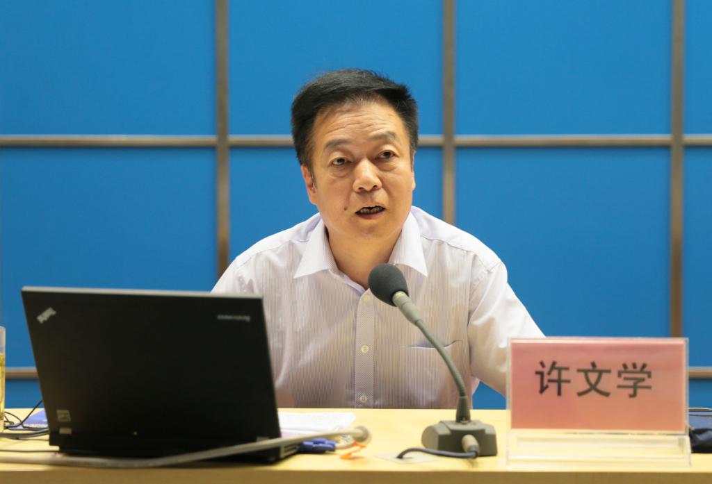省委高教工委组织部副部长许文学作辅导报告