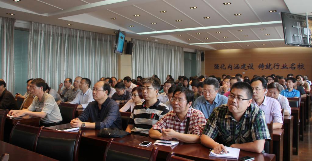 全院科级及以上干部参加了报告会