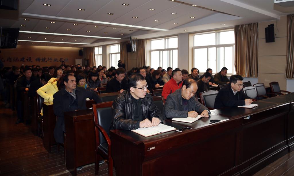 学院领导、副科级以上干部聆听报告