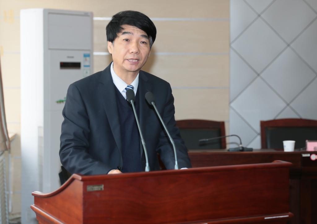 党委书记崔岩主持会议并代表班子及个人述职