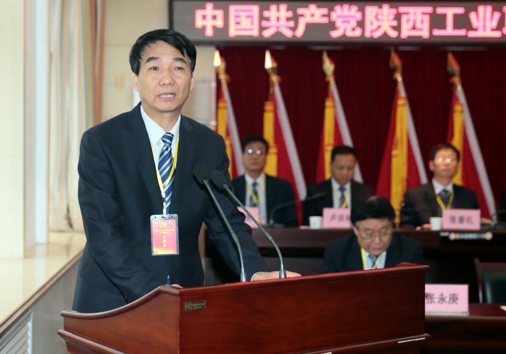 党委书记崔岩同志致开幕词并作党委工作报告